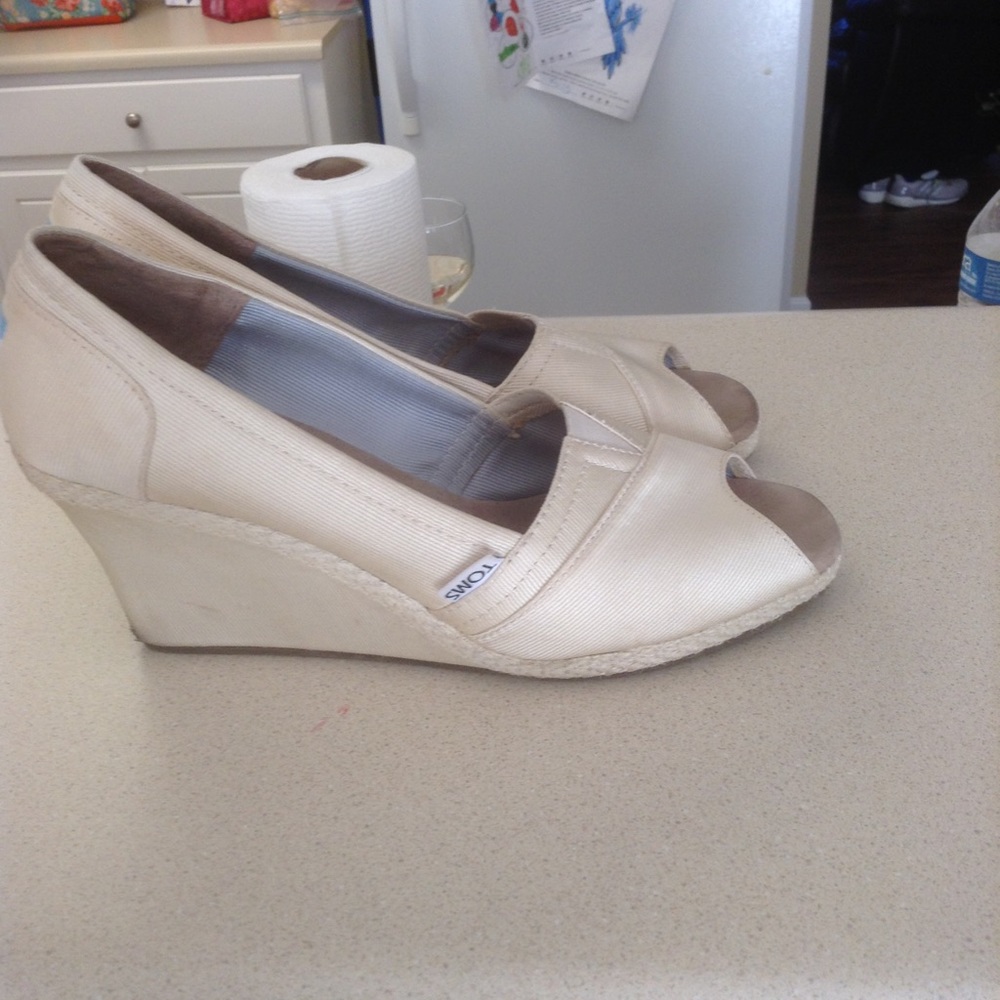 Winter White open toes wedge heeled Toms